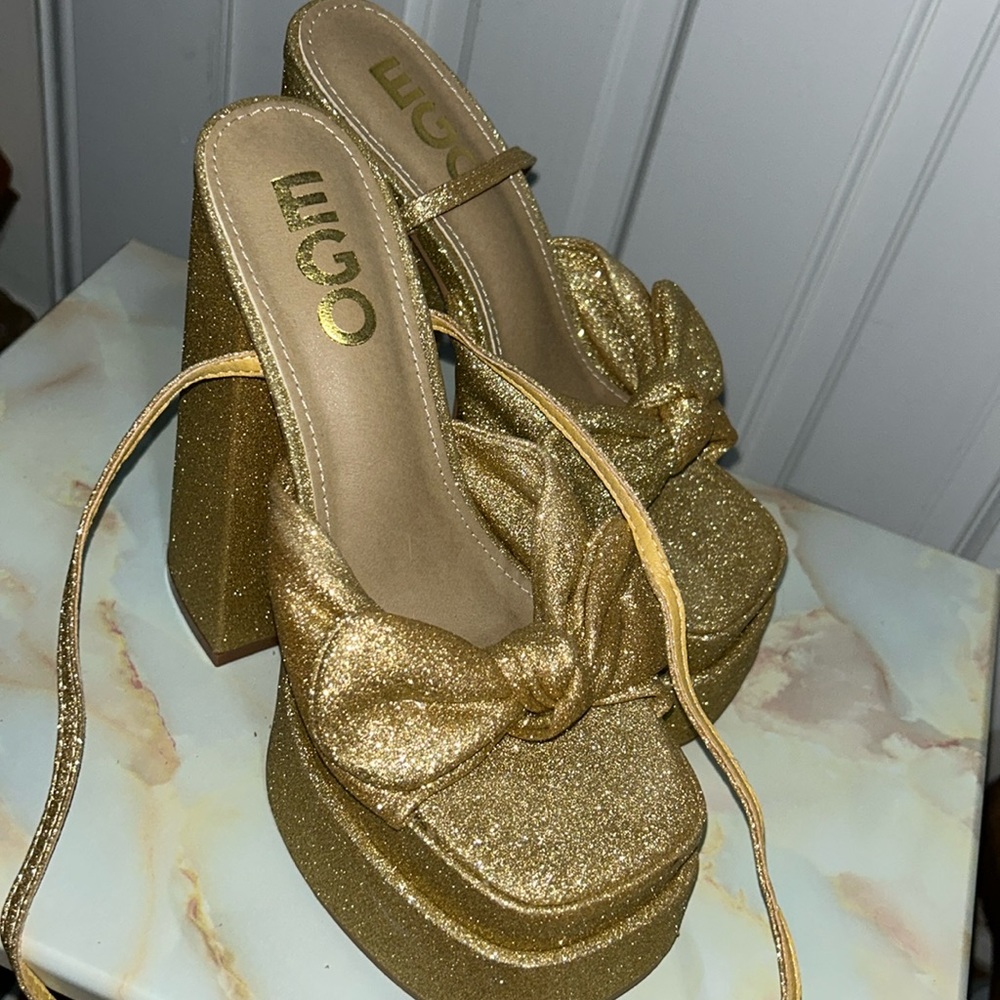 These are beautiful high heels pumps!